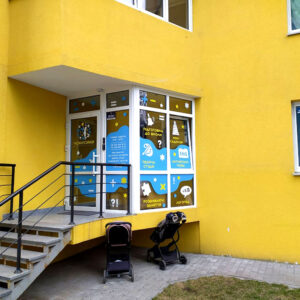Реклама на вікнах будинків