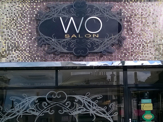 Жива вивіска на салон краси