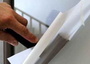 Как снять самоклеящуюся пленку с витрины