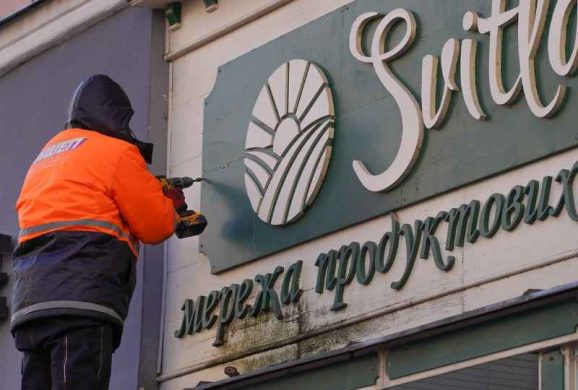 Демонтаж вивіски продуктового магазину збоку