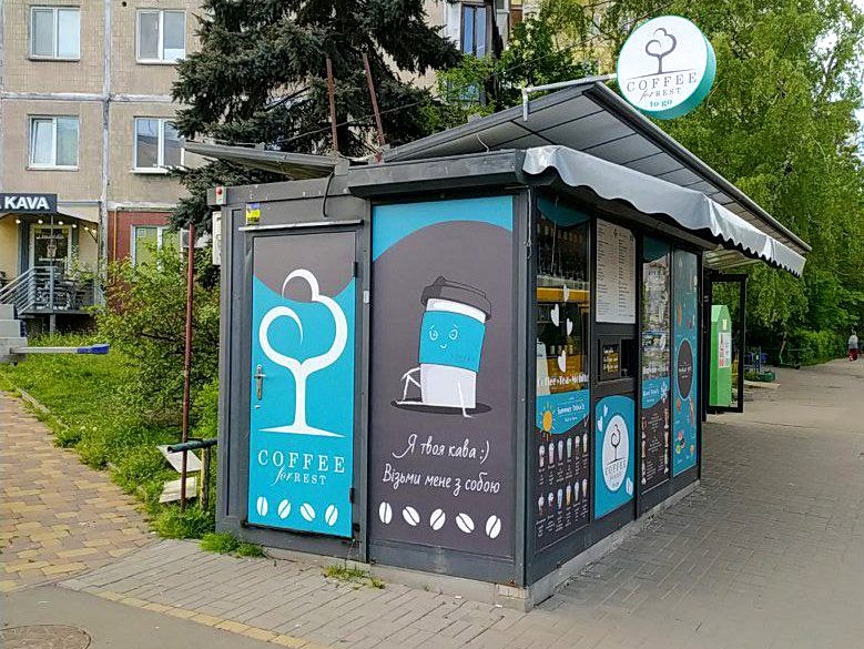 Наліпки у витрині кафе