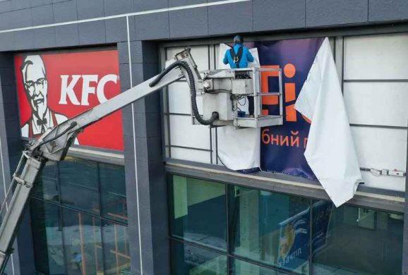 Демонтаж вивіски для торгового центру