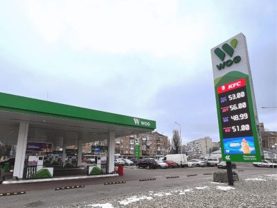Білборд АЗС wog у місті зі столиком